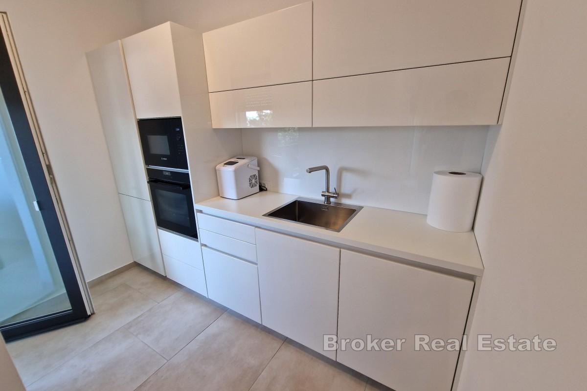Nowoczesny apartament z widokiem na morze i basenem