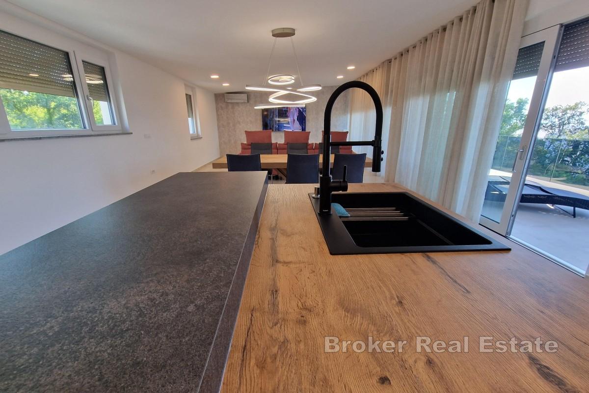 Nowoczesny apartament z widokiem na morze i basenem