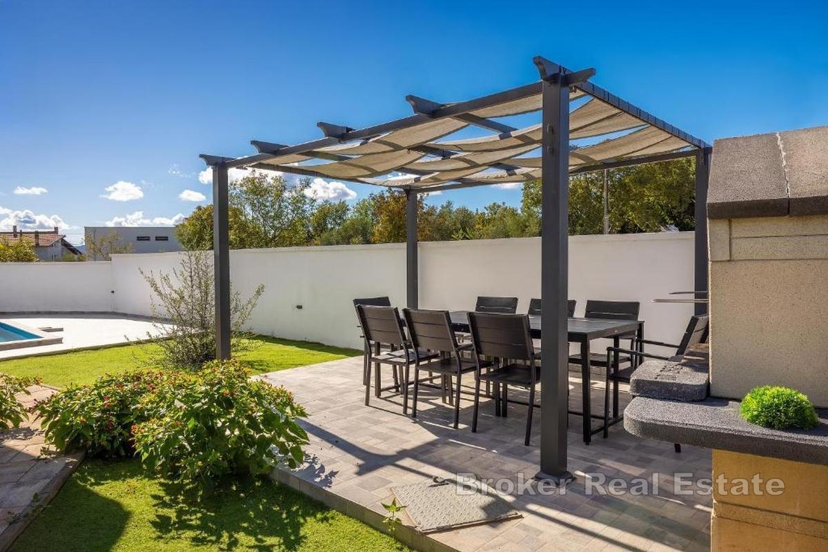 Дом с бассейном недалеко от города Крк