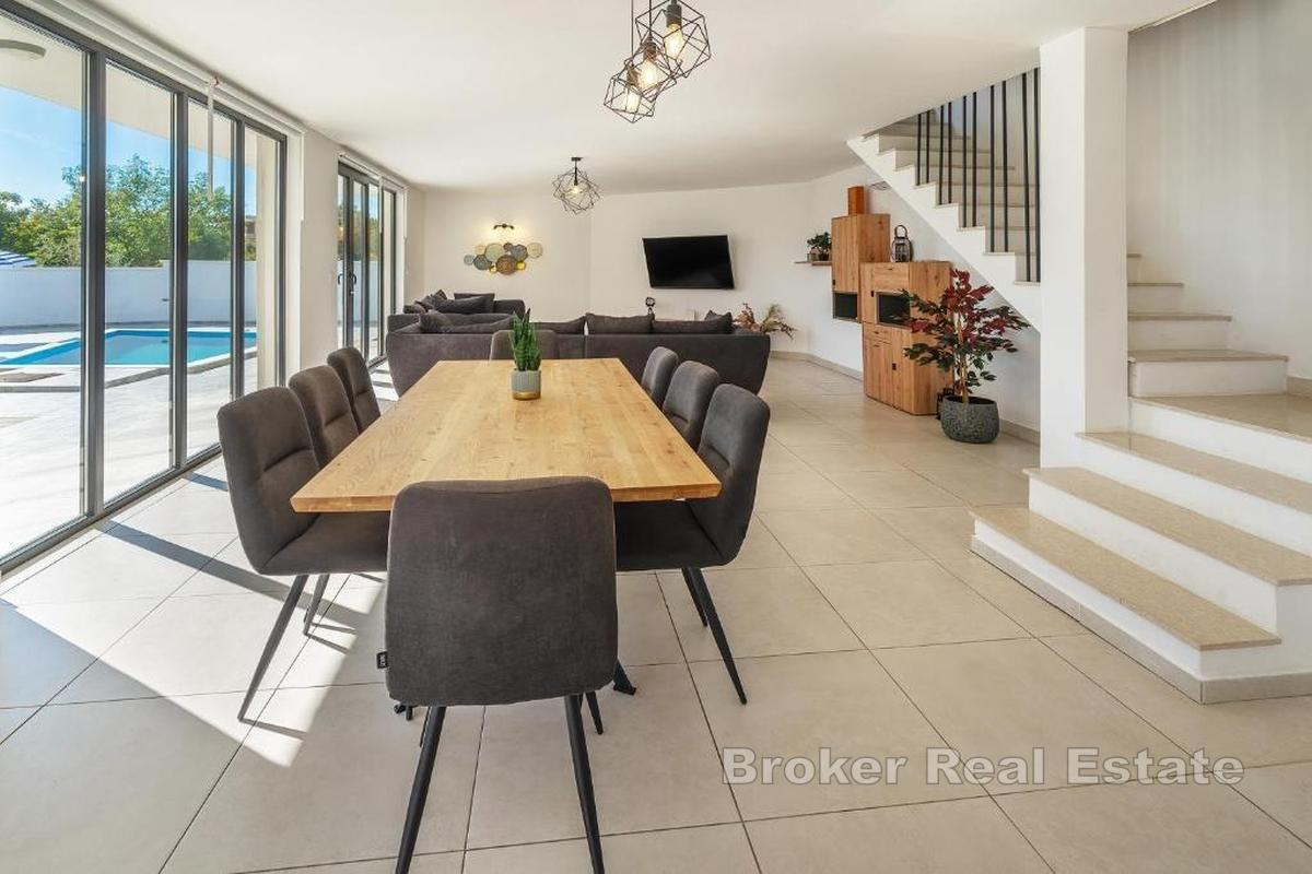 Дом с бассейном недалеко от города Крк