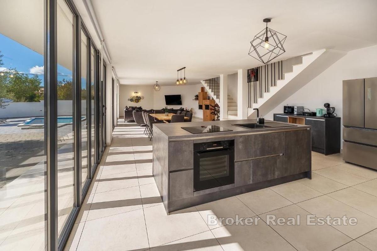 Дом с бассейном недалеко от города Крк