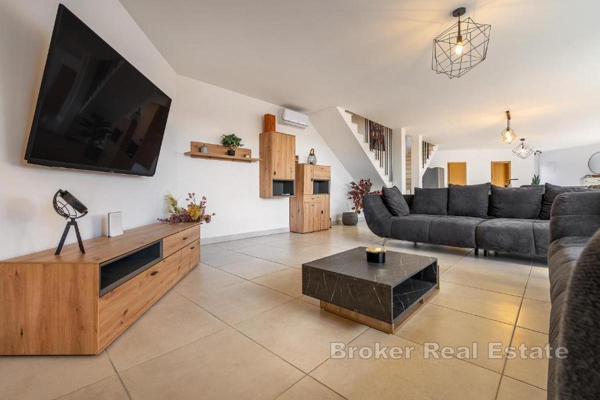 Дом с бассейном недалеко от города Крк