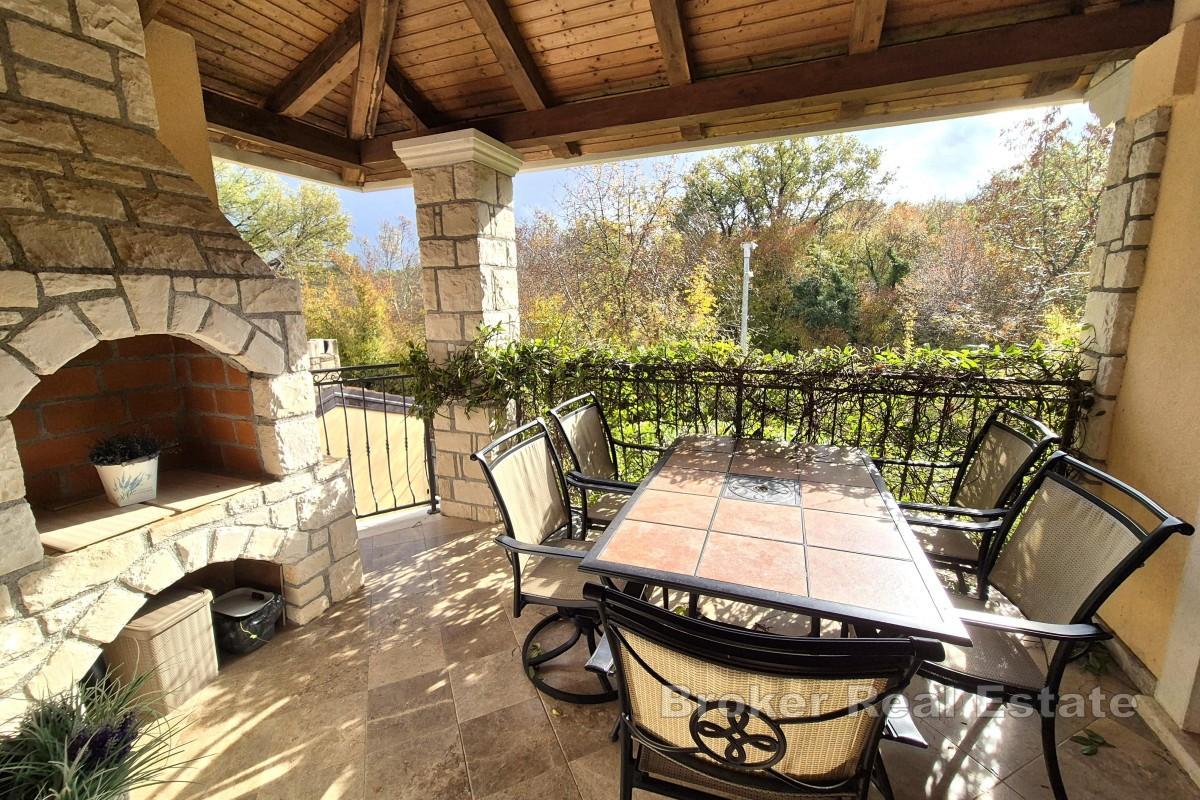 Dvoetažni apartman u mirnom okruženju blizu mora