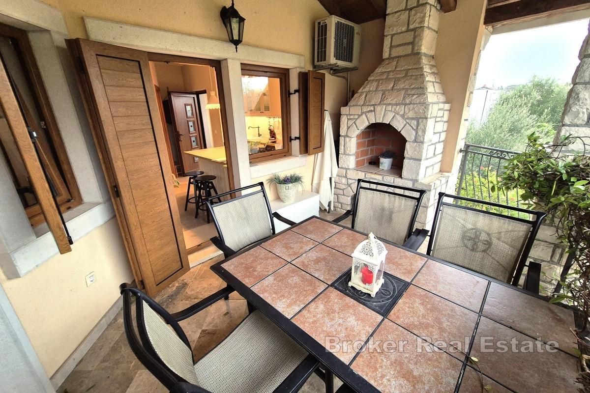 Dvoetažni apartman u mirnom okruženju blizu mora