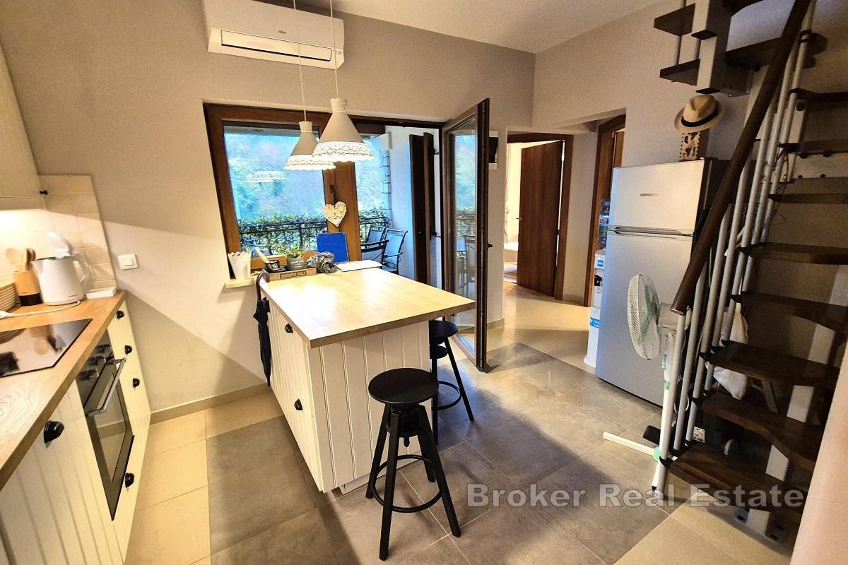 Dvoetažni apartman u mirnom okruženju blizu mora