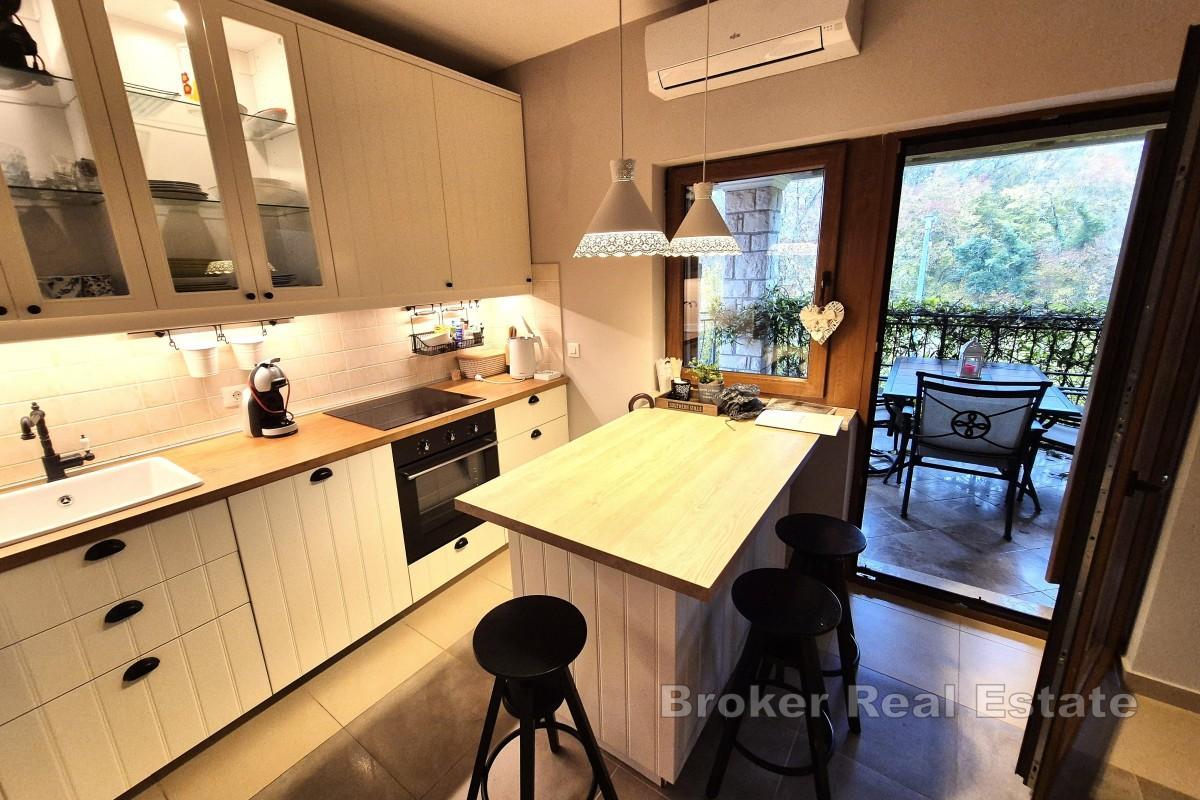 Dvoetažni apartman u mirnom okruženju blizu mora