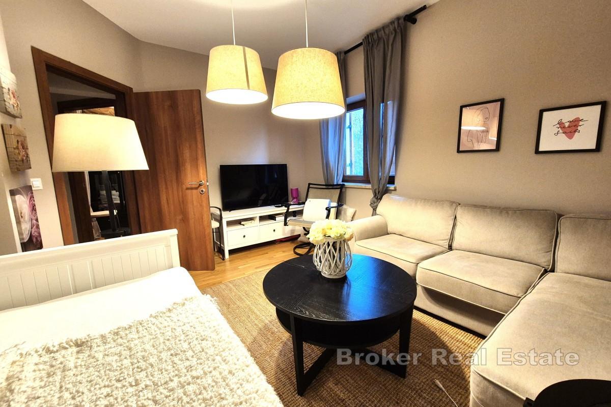 Dvoetažni apartman u mirnom okruženju blizu mora