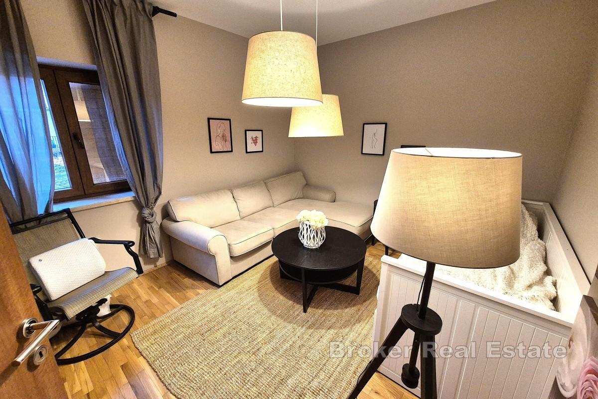 Dvoetažni apartman u mirnom okruženju blizu mora