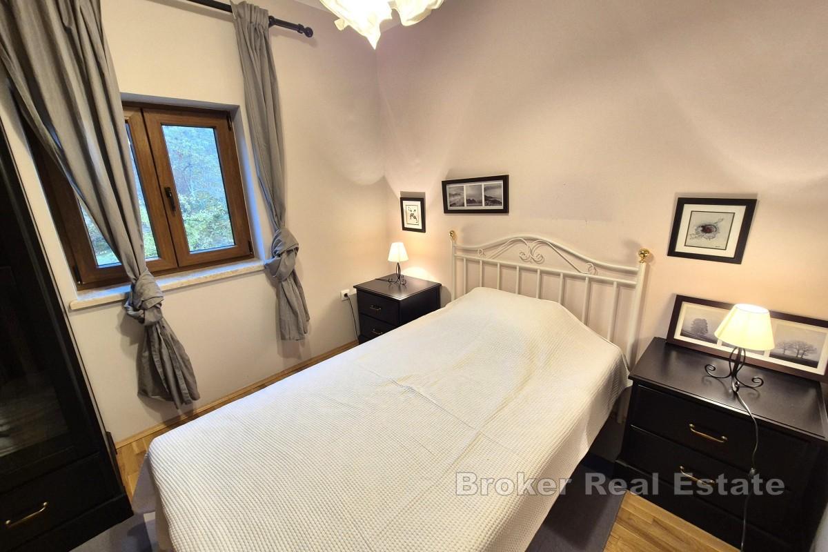 Dvoetažni apartman u mirnom okruženju blizu mora