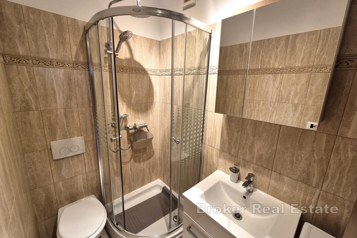 Dvoetažni apartman u mirnom okruženju blizu mora