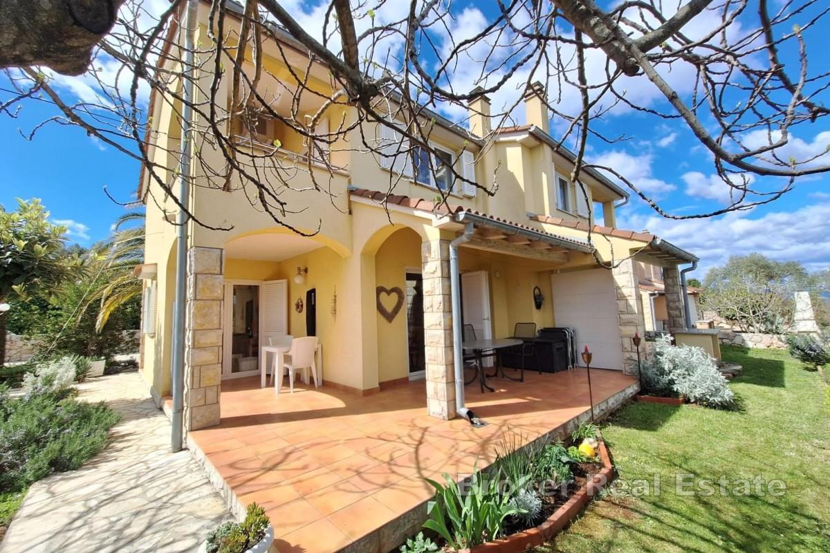 Casa bifamiliare arredata con giardino e vista mare