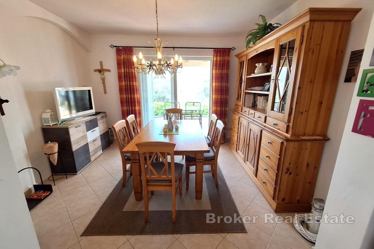 Namještena dvojna kuća s okućnicom i pogledom na more