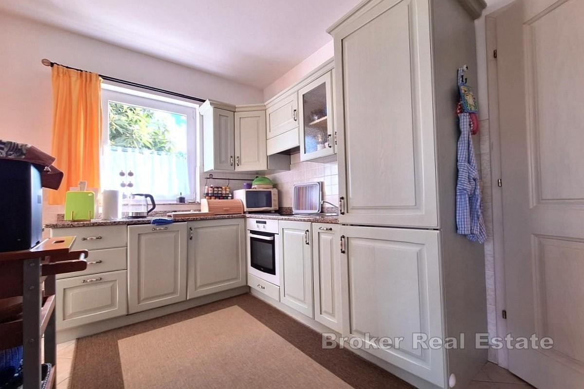 Möblierte Doppelhaushälfte mit Garten und Meerblick