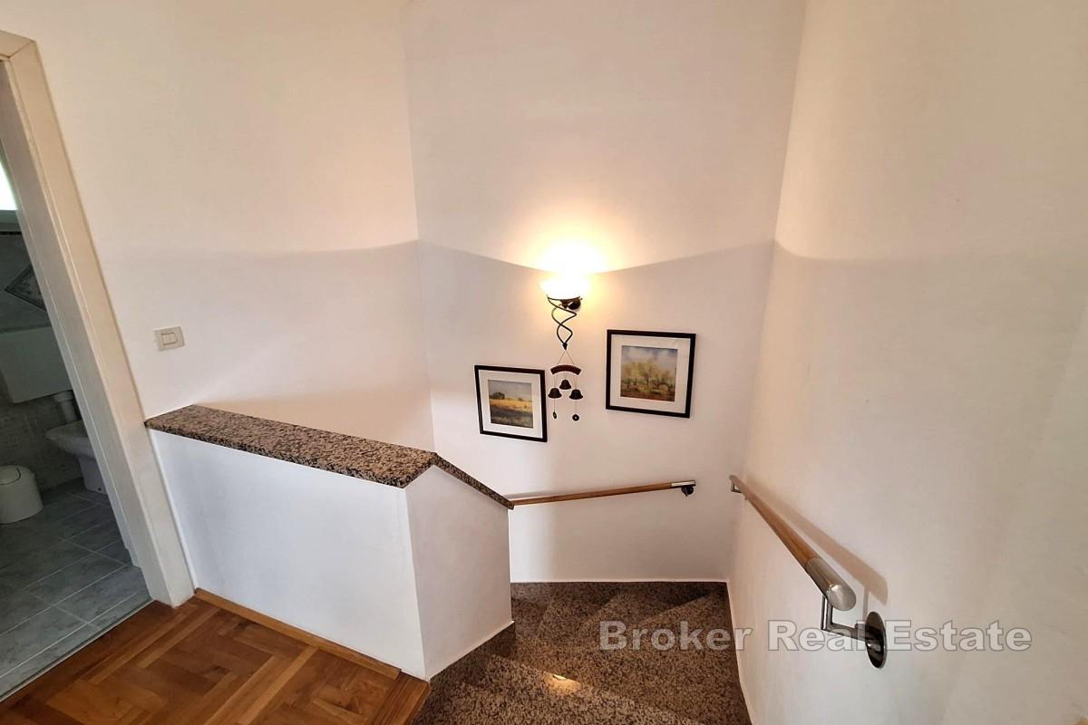 Casa bifamiliare arredata con giardino e vista mare