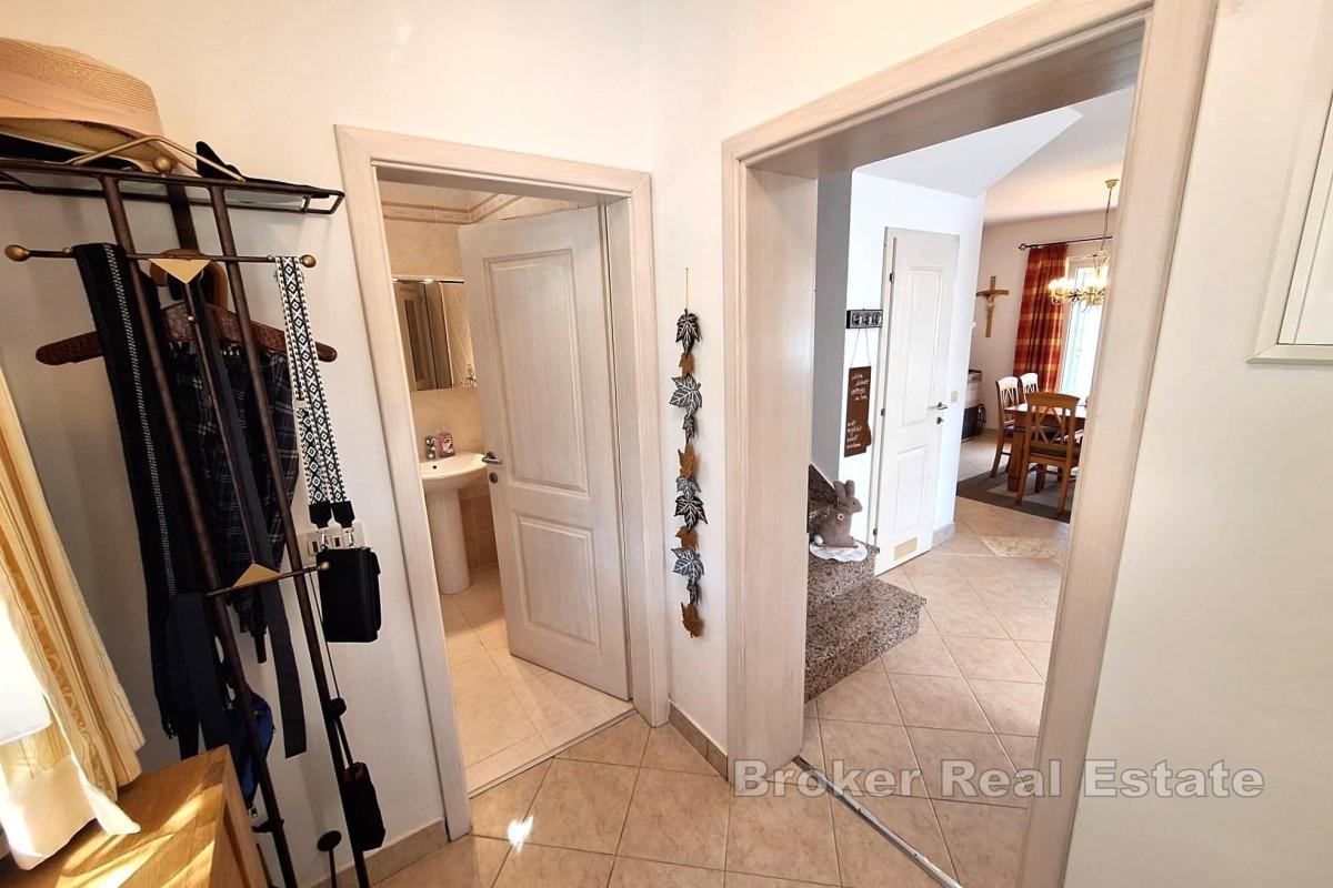 Möblierte Doppelhaushälfte mit Garten und Meerblick