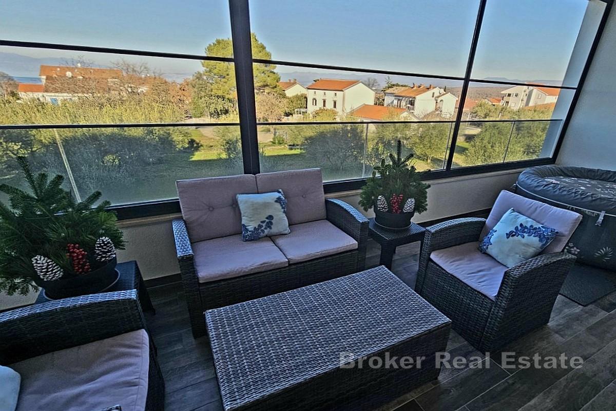 Modern lägenhet med två sovrum och terrass