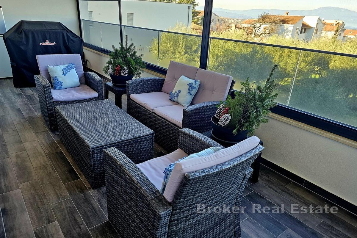 Modern lägenhet med två sovrum och terrass