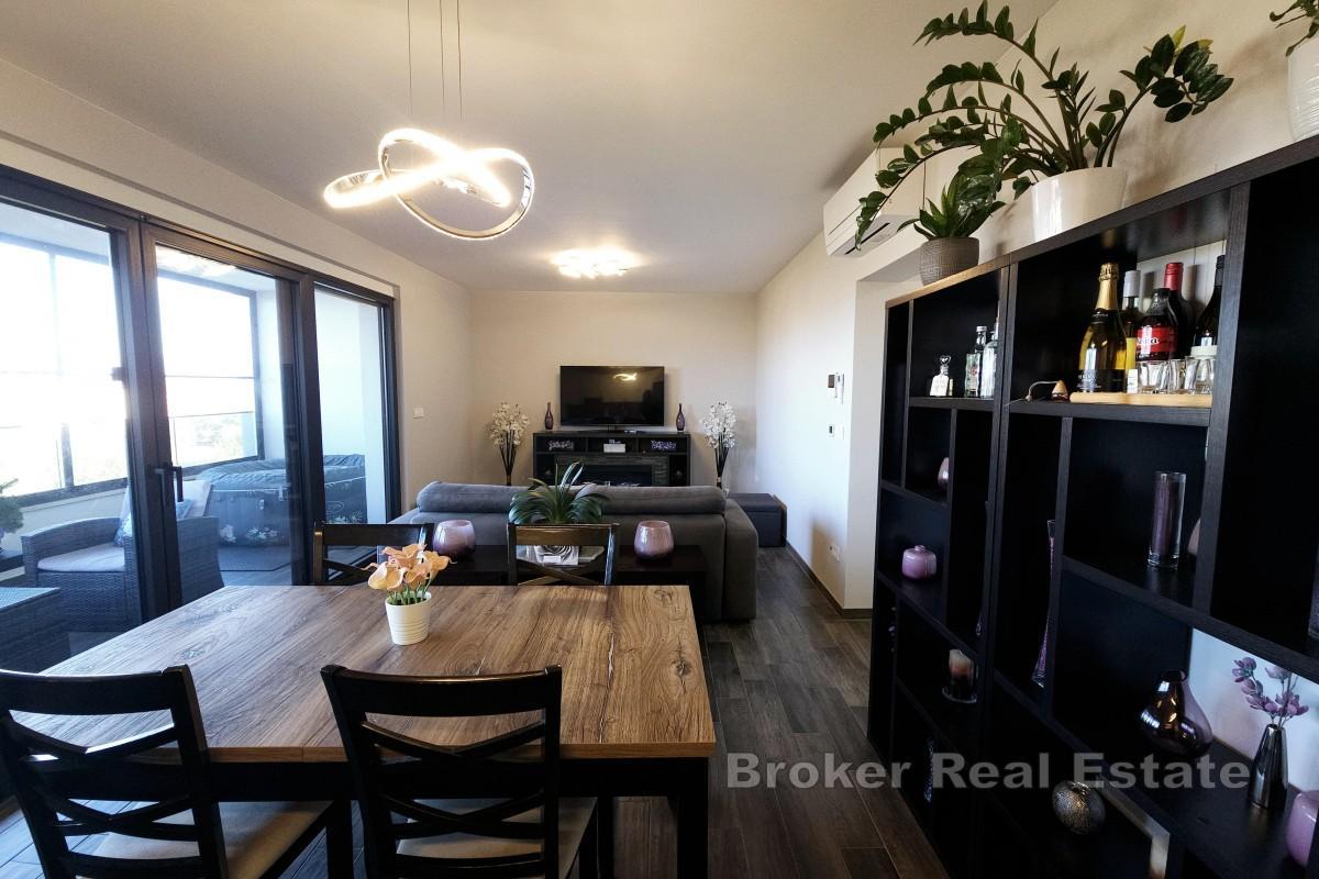 Modern lägenhet med två sovrum och terrass