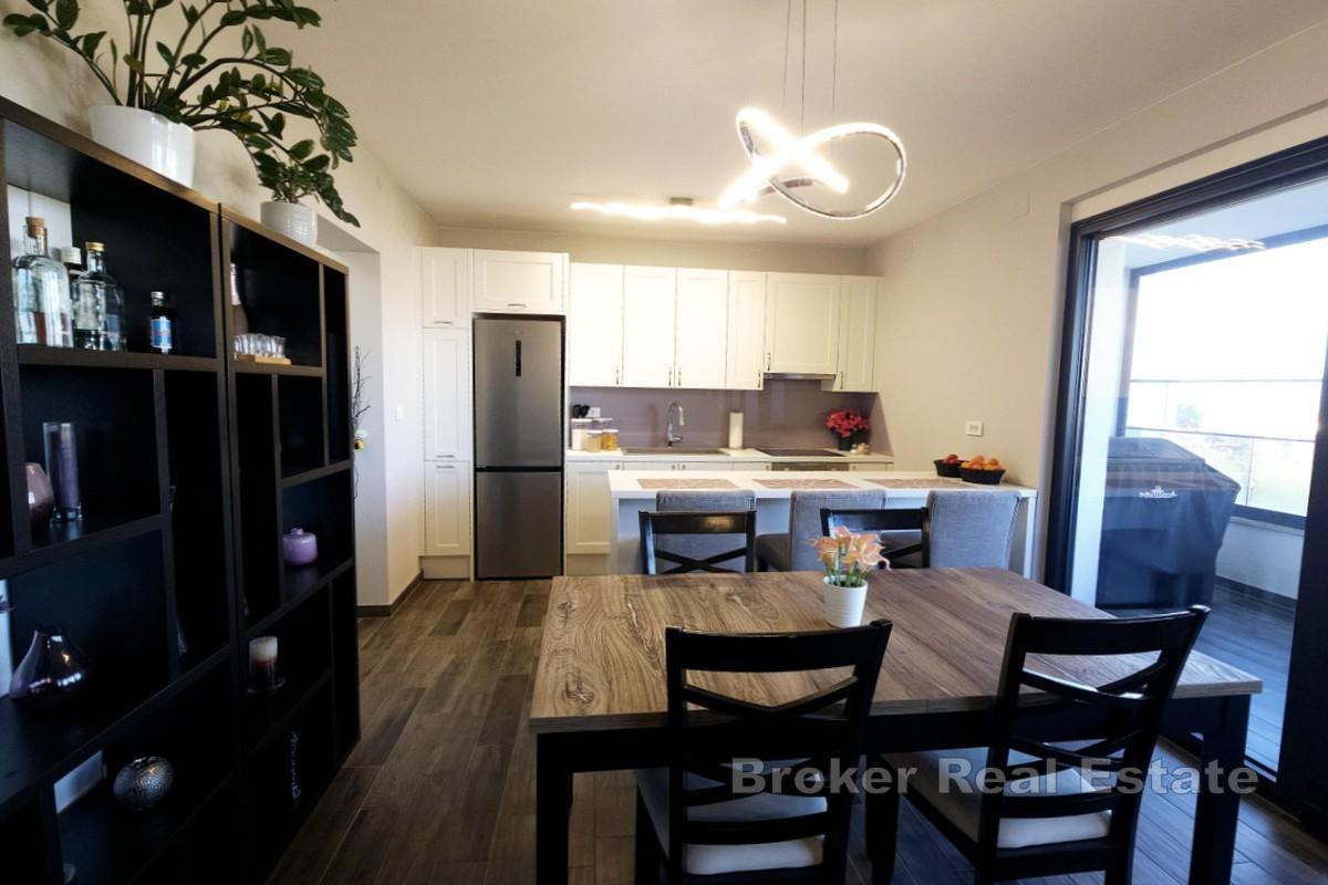 Modern lägenhet med två sovrum och terrass