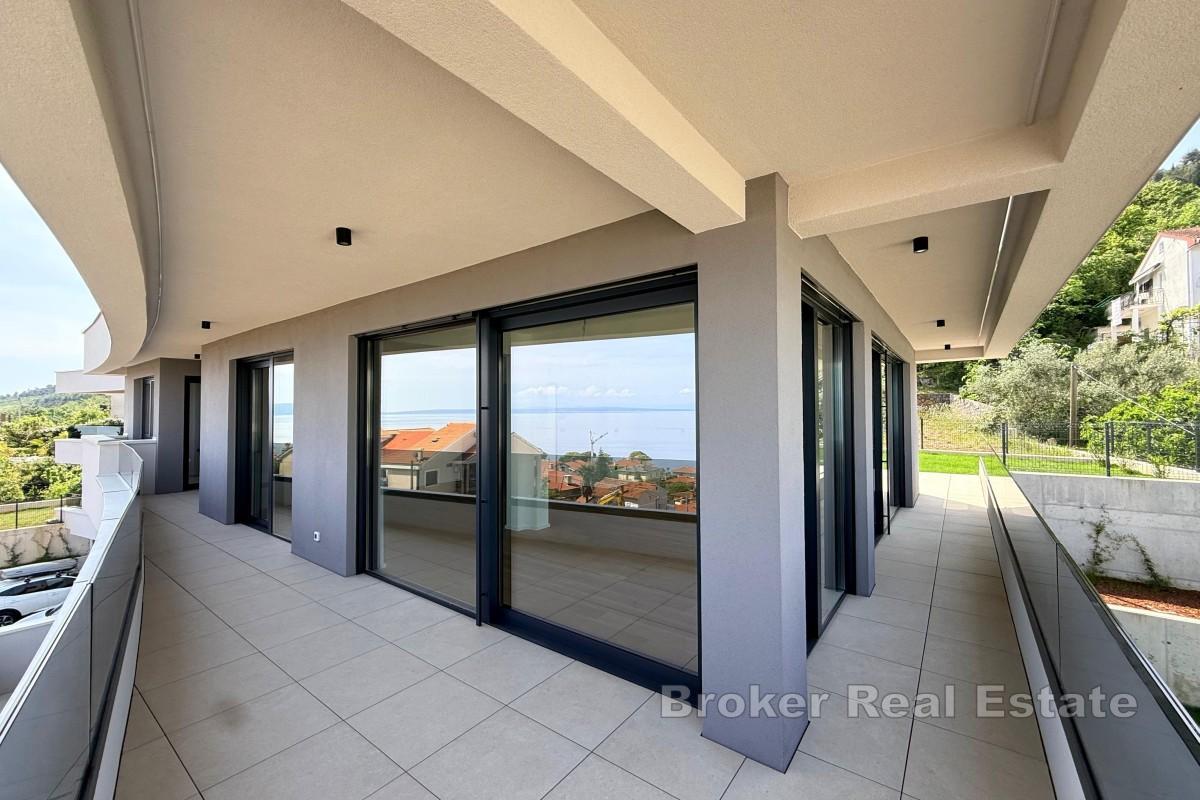 Moderan penthouse s velikim terasama i pogledom na more
