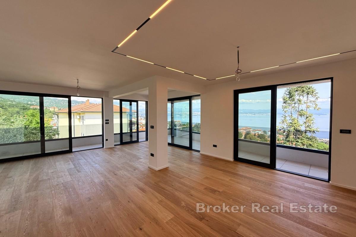Moderan penthouse s velikim terasama i pogledom na more