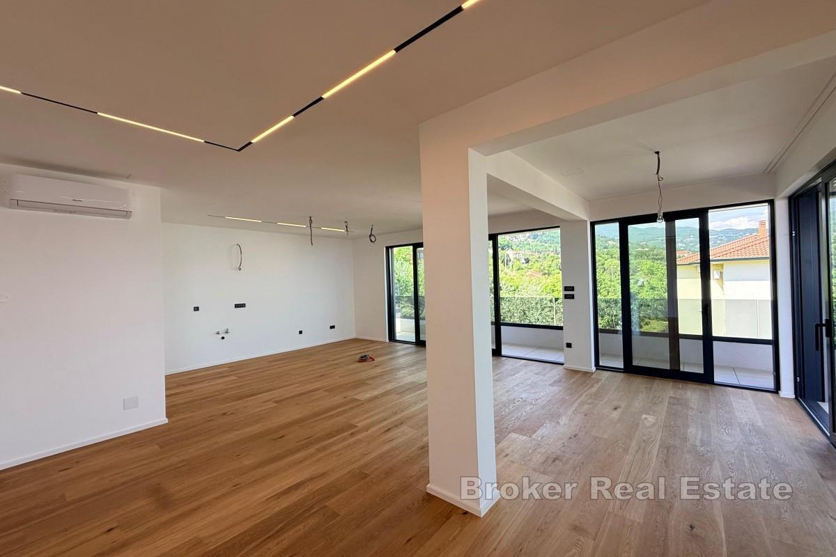 Moderan penthouse s velikim terasama i pogledom na more