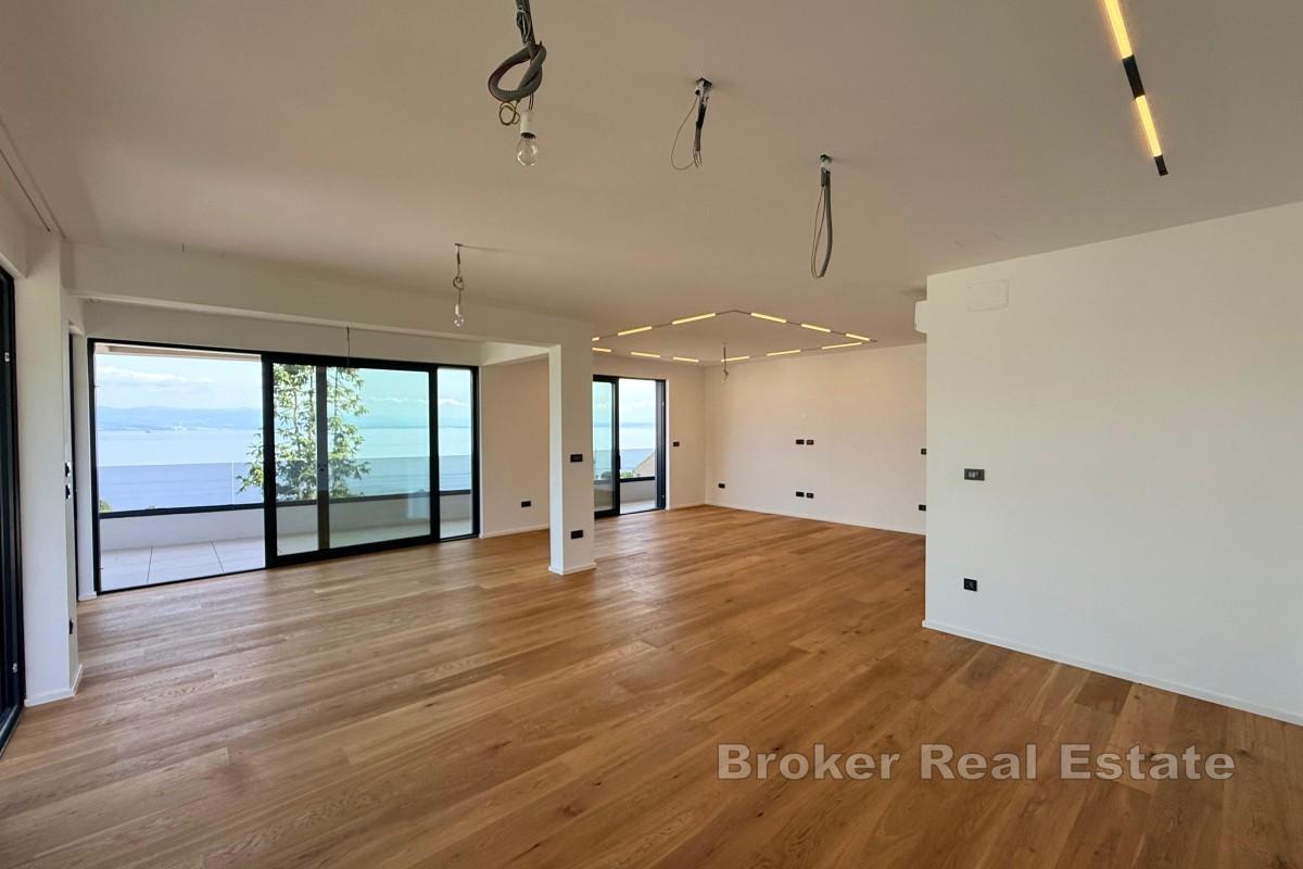 Moderan penthouse s velikim terasama i pogledom na more