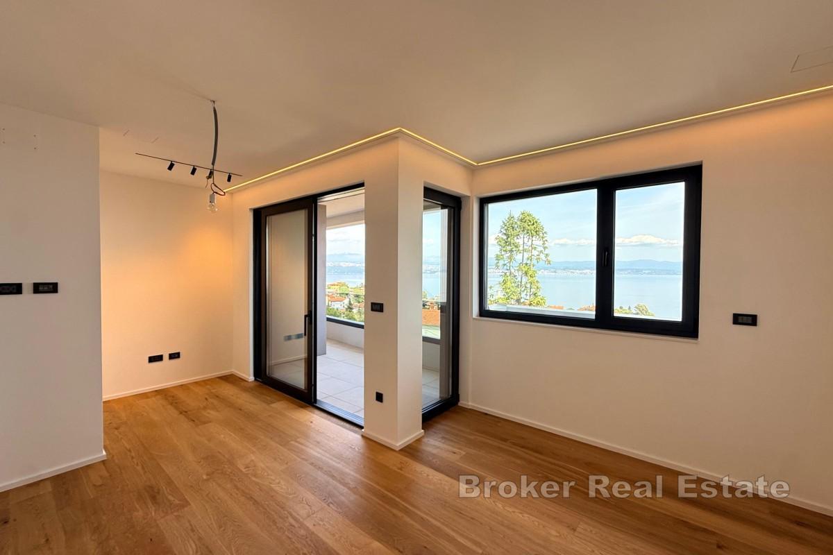 Moderan penthouse s velikim terasama i pogledom na more