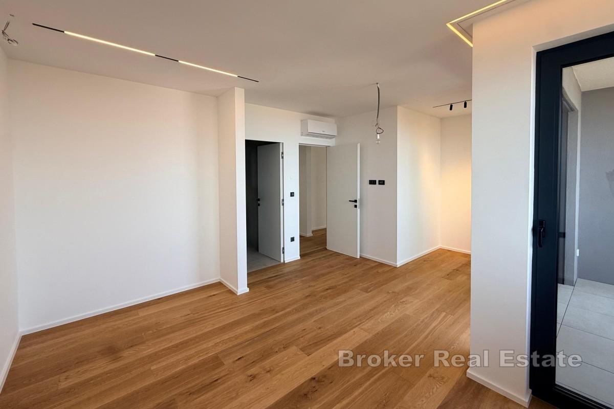 Moderan penthouse s velikim terasama i pogledom na more