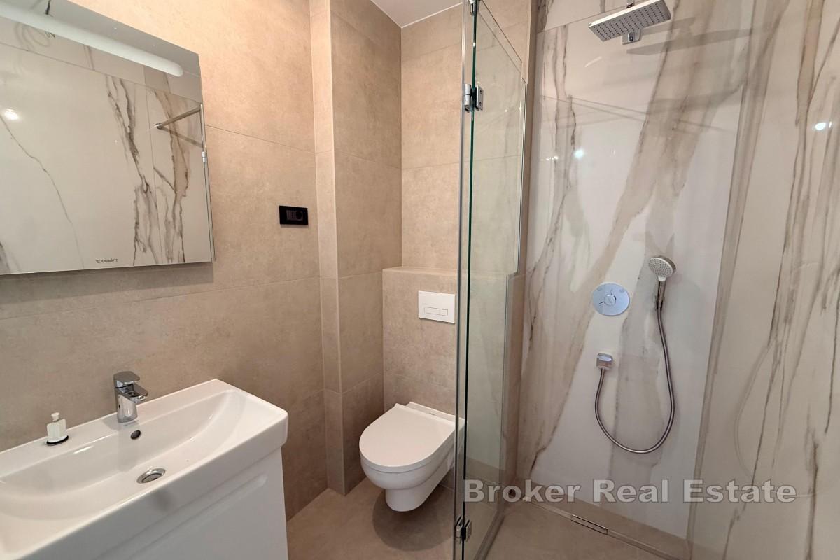 Moderan penthouse s velikim terasama i pogledom na more