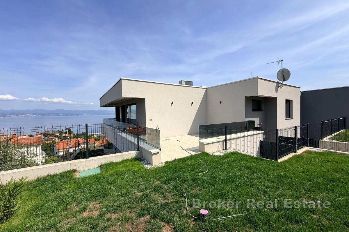Moderan penthouse s velikim terasama i pogledom na more