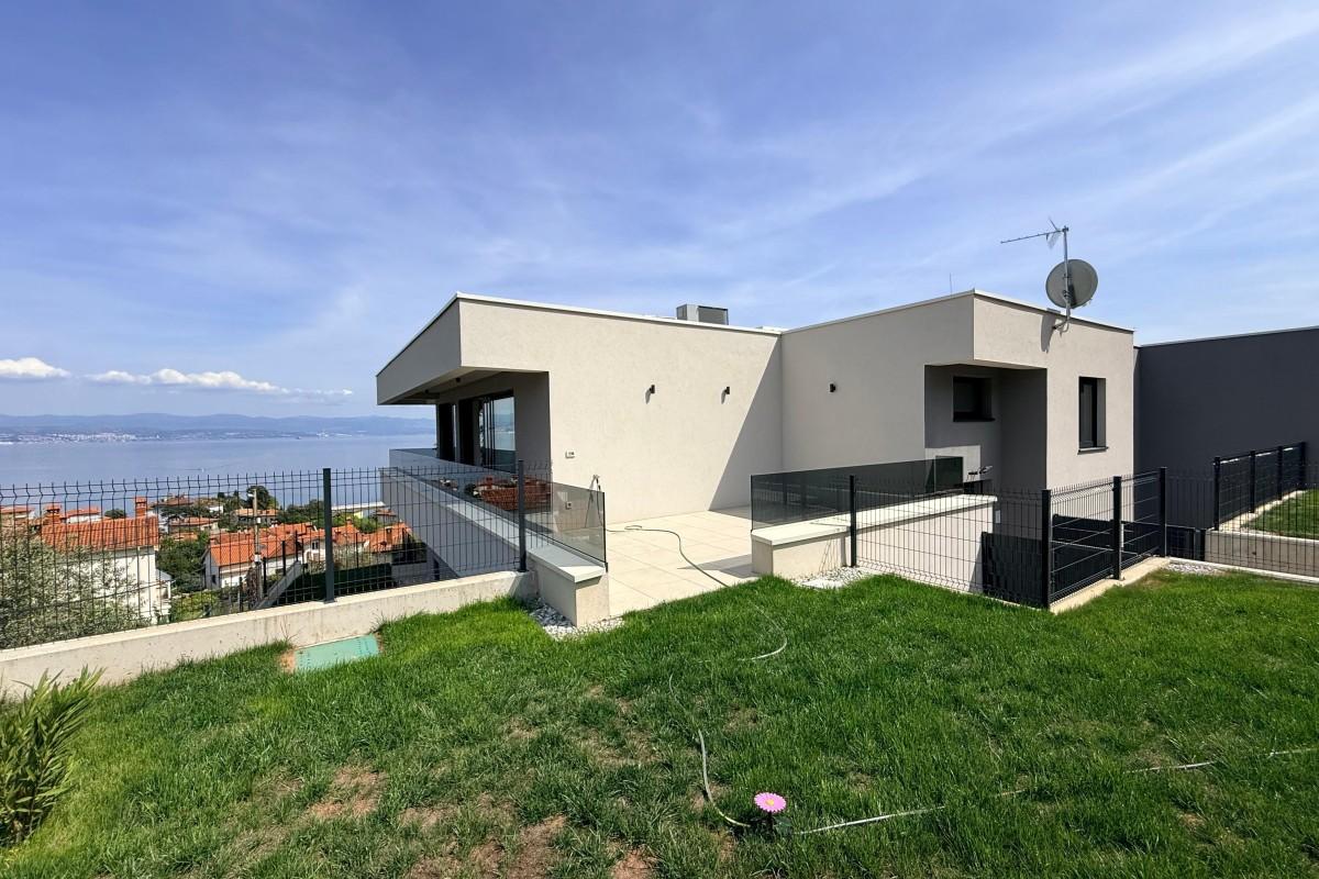 Attico moderno con ampie terrazze e vista mare