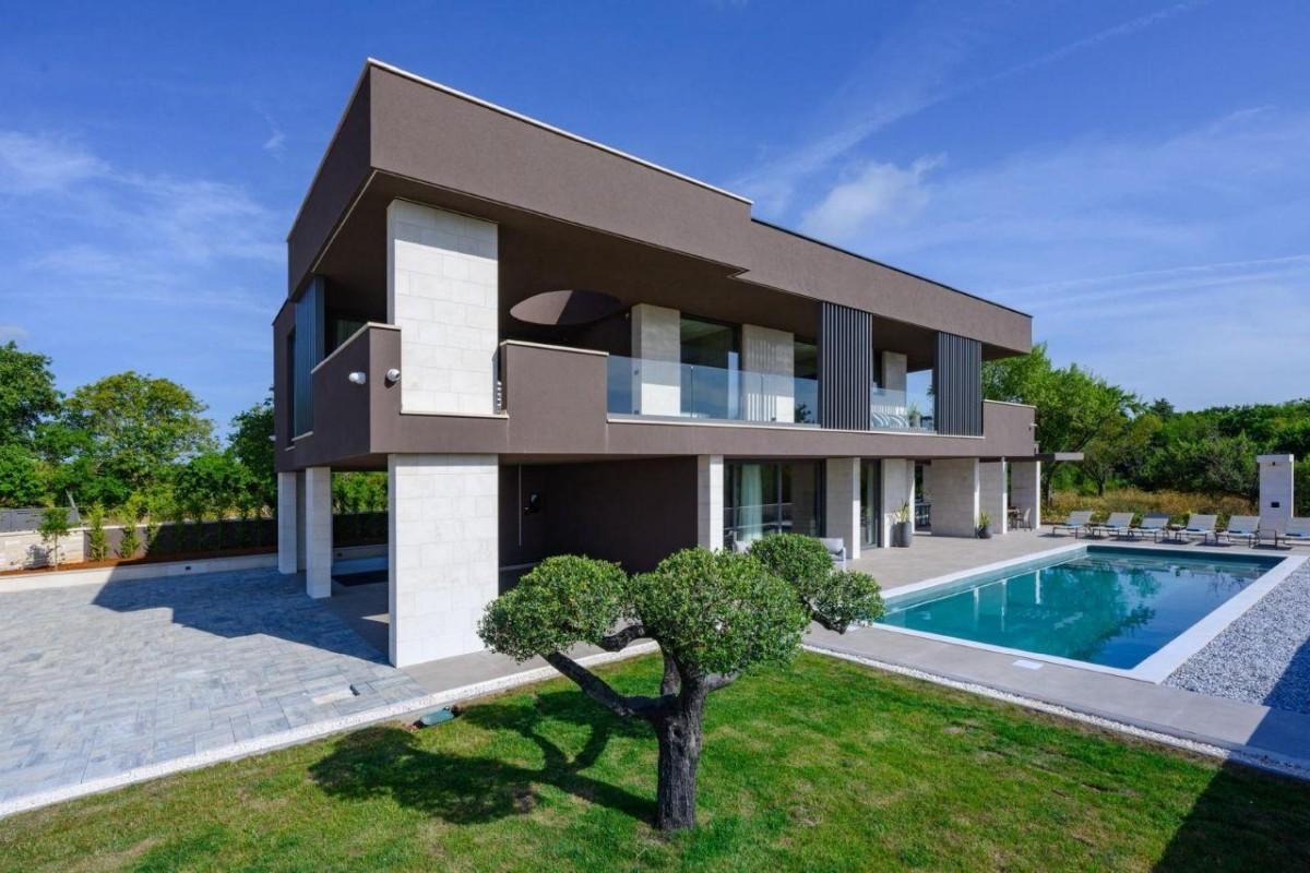 Elegantná vila s bazénom a výhľadom na more