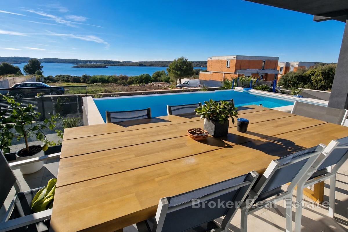 Modern villa med havsutsikt