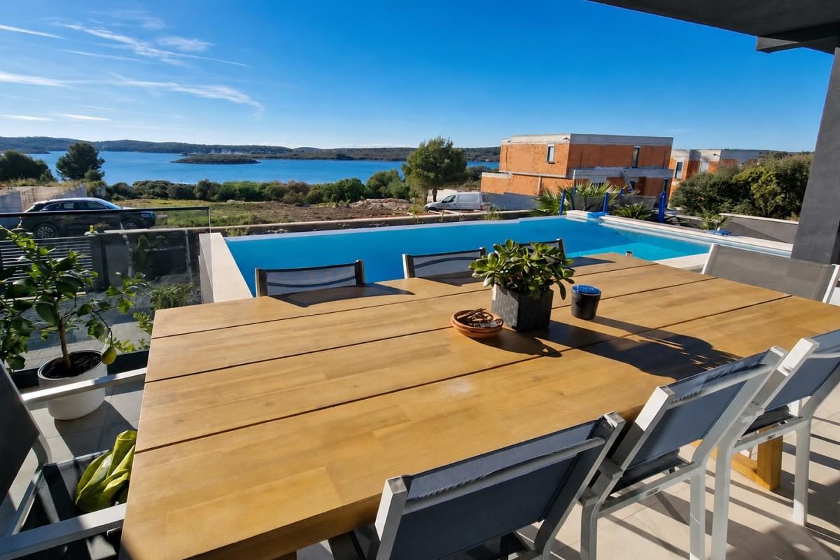 Moderne Villa mit Meerblick