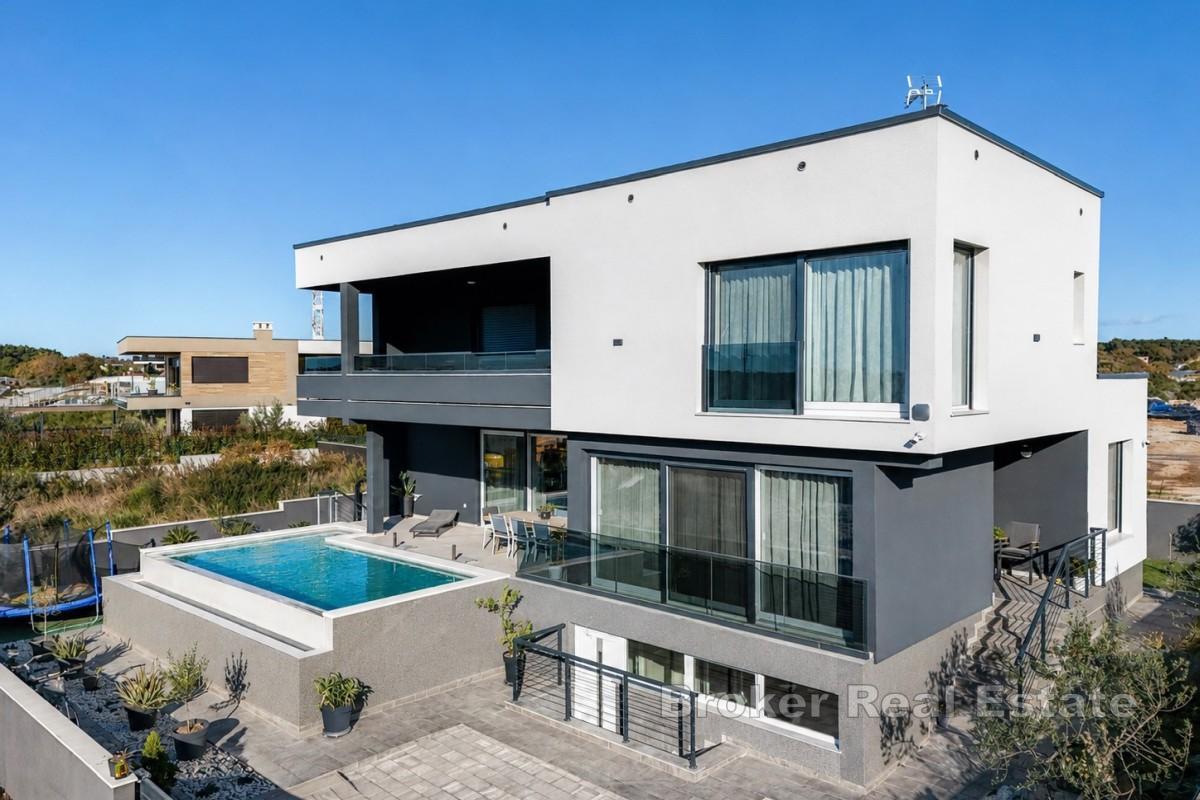 Modern villa med havsutsikt