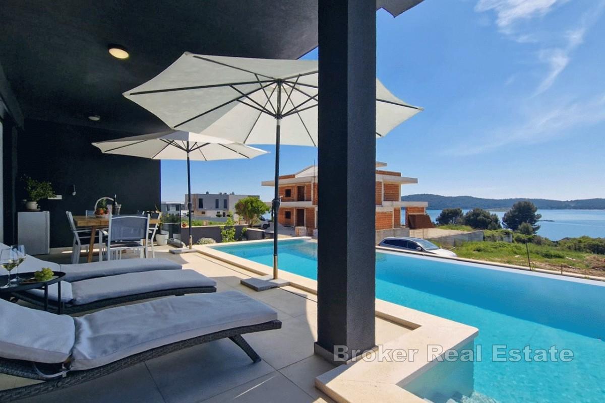 Moderne Villa mit Meerblick