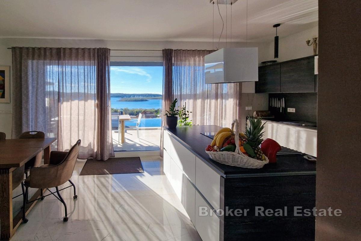 Modern villa med havsutsikt