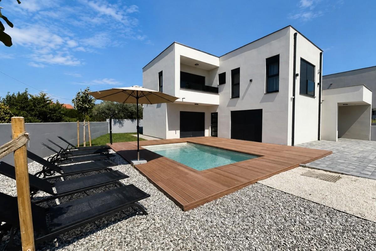 Casa bifamiliare con piscina e giardino paesaggistico a Pomer