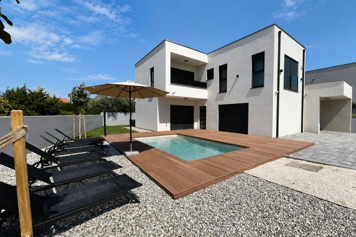 Casa bifamiliare con piscina e giardino paesaggistico a Pomer