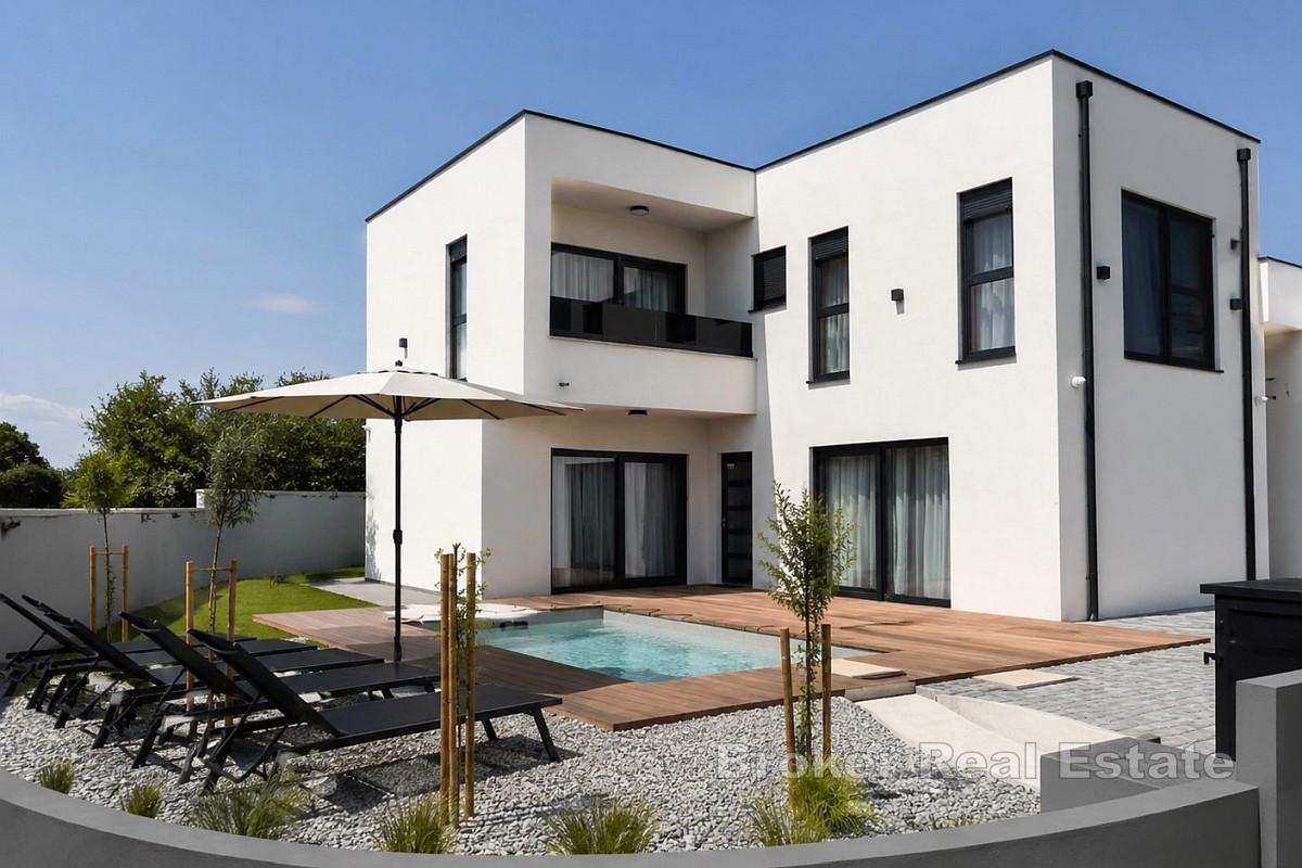 Casa bifamiliare con piscina e giardino paesaggistico a Pomer