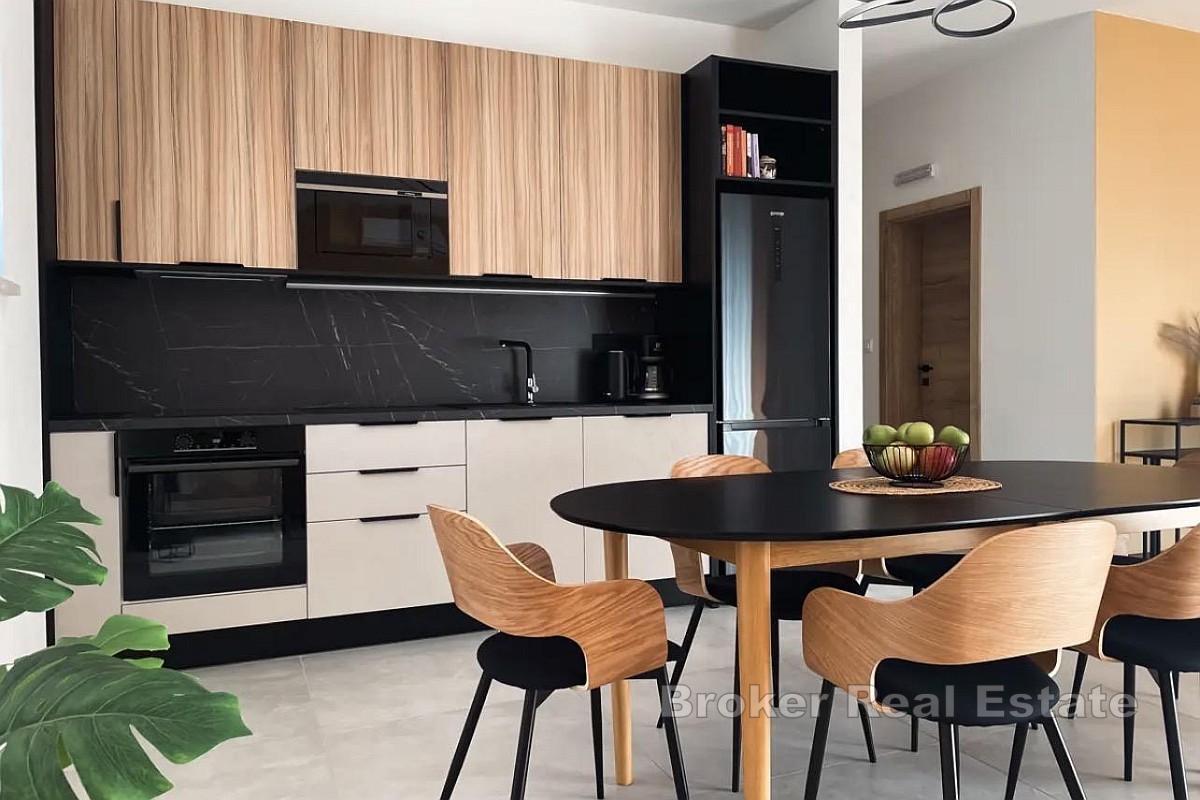 Casa bifamiliare con piscina e giardino paesaggistico a Pomer