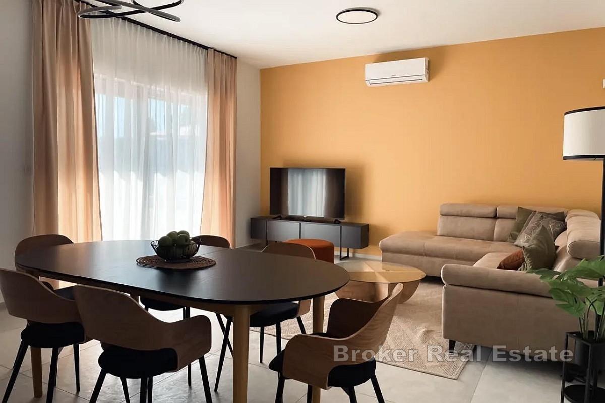 Casa bifamiliare con piscina e giardino paesaggistico a Pomer