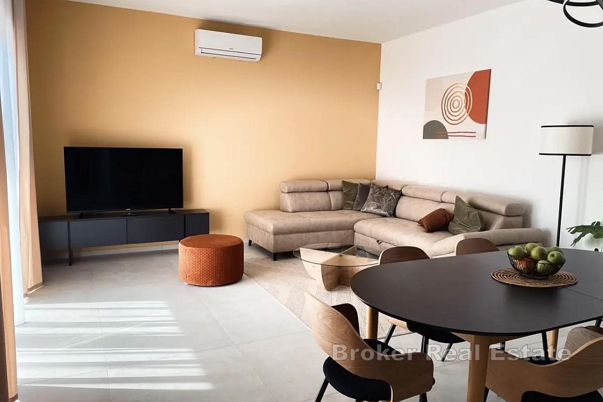 Casa bifamiliare con piscina e giardino paesaggistico a Pomer