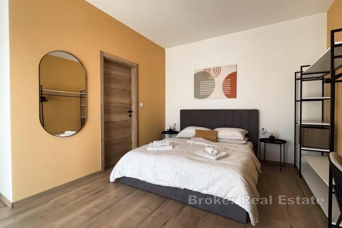 Casa bifamiliare con piscina e giardino paesaggistico a Pomer