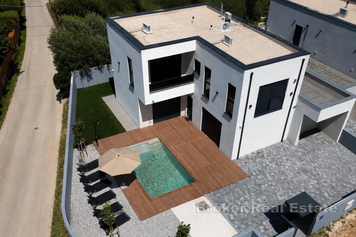 Casa bifamiliare con piscina e giardino paesaggistico a Pomer