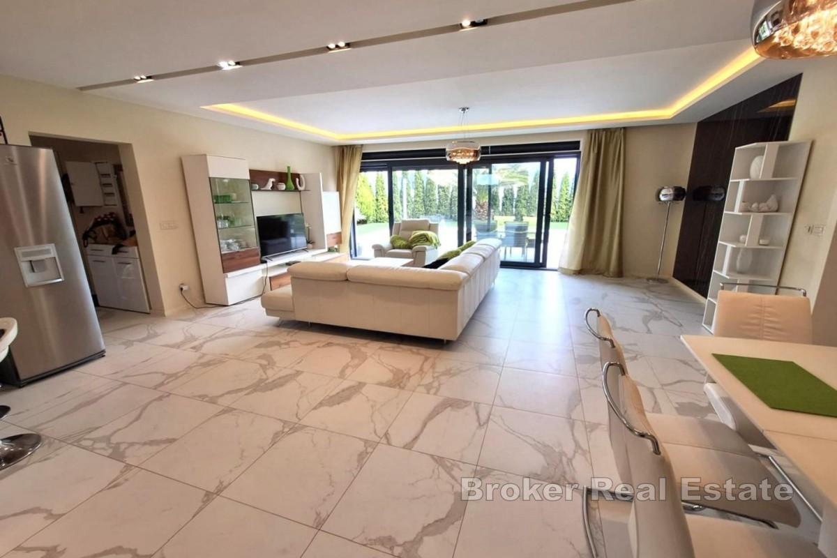 Apartment mit Pool und Garten in Meeresnähe