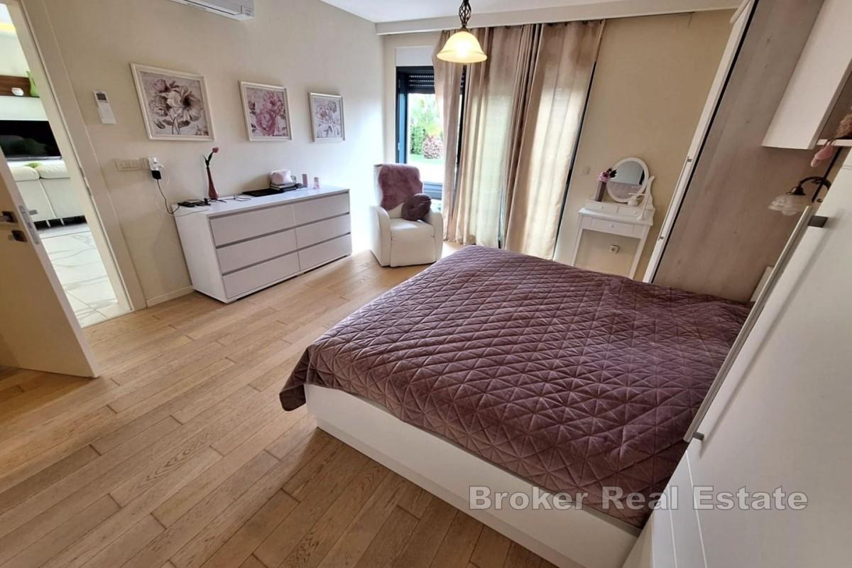 Apartment mit Pool und Garten in Meeresnähe
