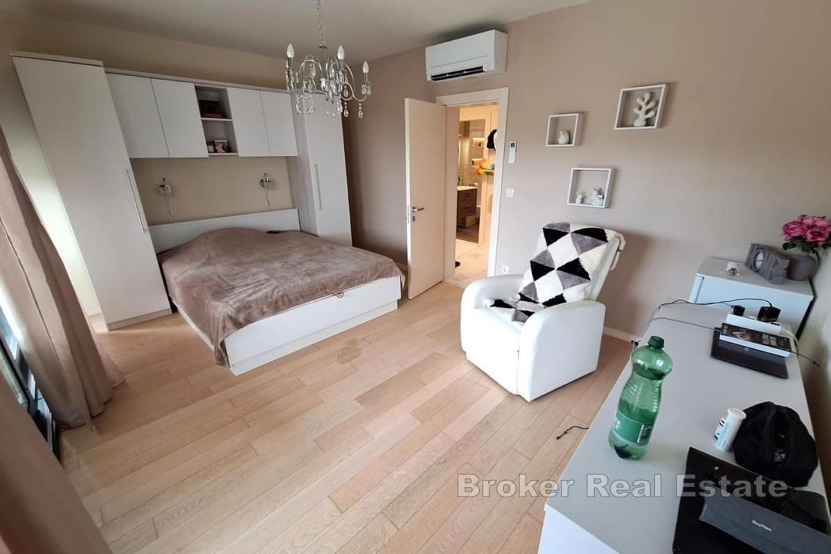 Apartment mit Pool und Garten in Meeresnähe