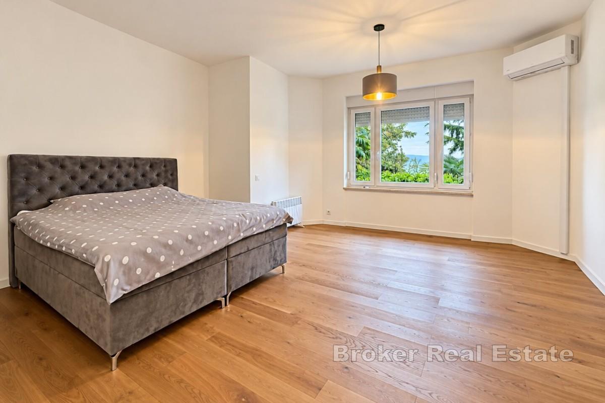 Отремонтированная квартира с садом и видом на море